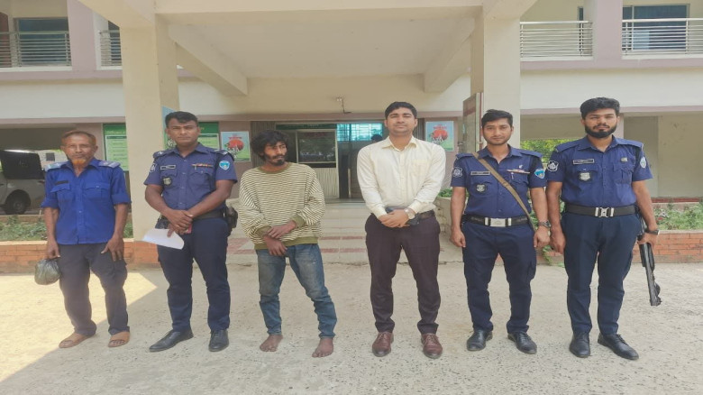 নিজের মাদকাসক্ত ছেলেকে পুলিশের হাতে তুলে দিলেন গ্র...