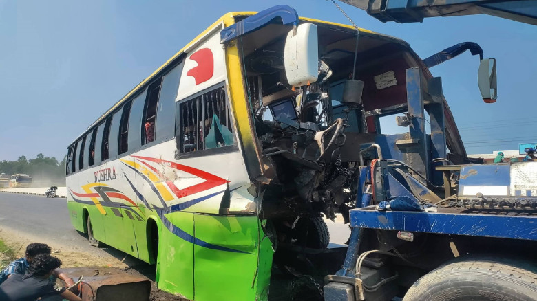 সিরাজগঞ্জে ব্রিজের রেলিংয়ের সাথে বাসের ধাক্কায় চাল...