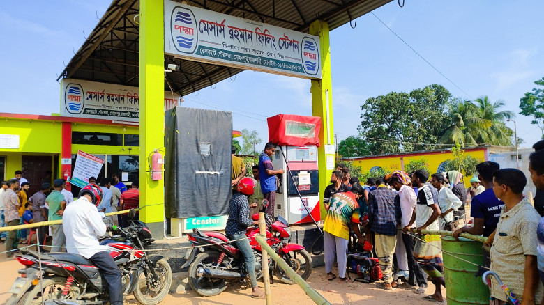 মোহনপুরে কৃত্রিম সংকট লাঘবে রহমান ফিলিং স্টেশনে স্...
