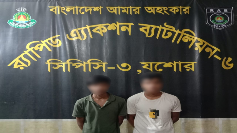 খুলনা র‌্যা‌বের অ‌ভিযা‌নে  ৩৭০ বোতল ফেনসিডিলসহ আটক...