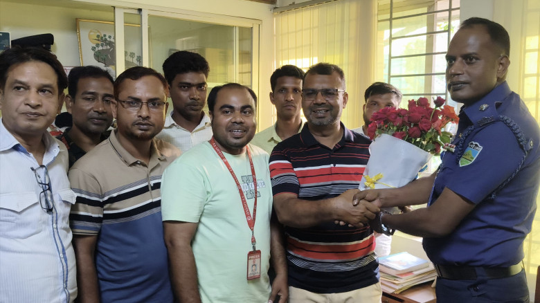 নিয়ামতপুরে নবাগত ওসির সাথে স্থানীয় সাংবাদিকদের মতব...