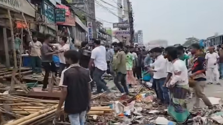 নারায়ণগঞ্জে উচ্ছেদ অভিযানে সংঘর্ষ : পুলিশের লাঠিচ...