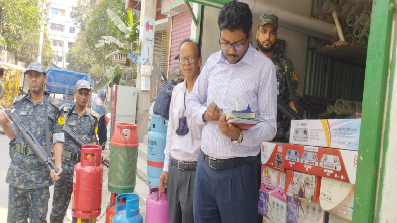 মুন্সীগঞ্জে অতিরিক্ত দামে এলপি গ্যাস বিক্রি: দুই ব...