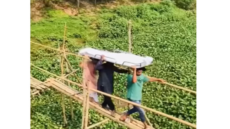 দুই বছর ধরে সেতু ভাঙা,  মাথায় লাশ নিয়ে সাঁকো পারাপ...