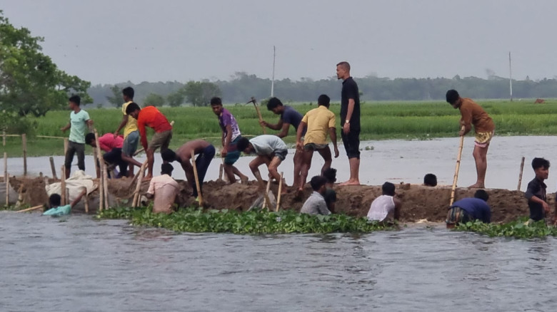 নেত্রকোণায় ফসল রক্ষা বাঁধ নিয়ে রক্তক্ষয়ী সংঘর্ষ, আ...