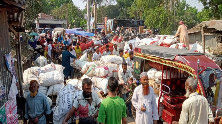 পেঁয়াজের ব্যাপক আমদানিতে সড়কে দুই কিলোমিটার ধরে জা...