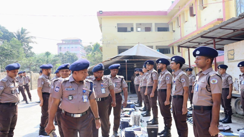 খুলনায় ইন্ডাস্ট্রিয়াল পুলিশ-৬ লাইন্সে কীট প্যারেড ...