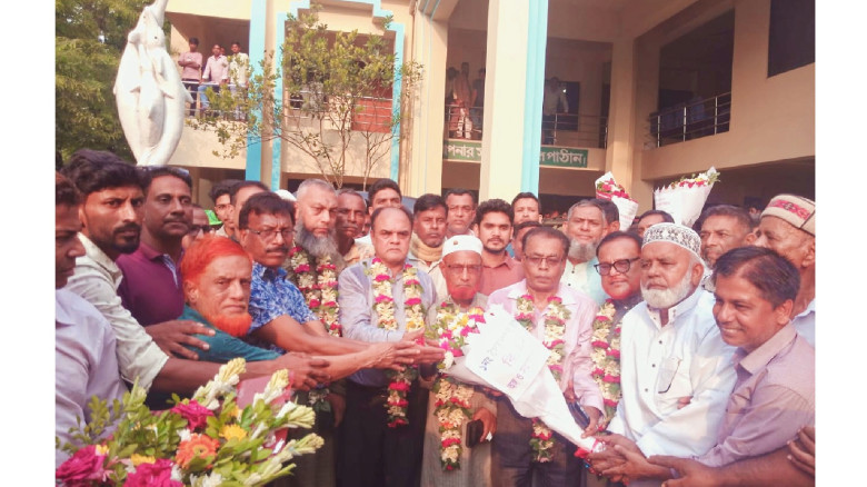 সীতাকুণ্ডে বিএনপির নবগঠিত কমিটিকে ফুলেল শুভেচ্ছা...