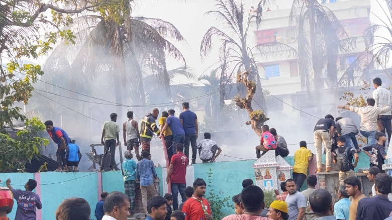 ঝালকাঠির শ্মশানঘাট এলাকায় অগ্নিকাণ্ড, ১০ টির অধিক ...