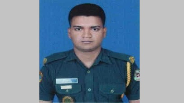 কিশোরগঞ্জে নম্বরবিহীন মোটরসাইকেলে তেল নিতে গিয়ে ক...