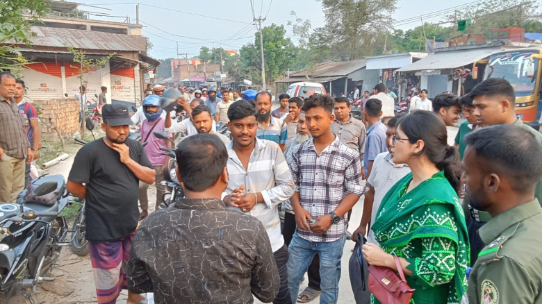 বাঘার পাম্পে বৈধ কাগজ ছাড়া  তেল বিক্রি বন্ধ, ভ্রাম...