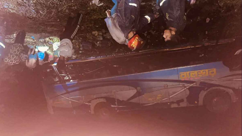 দাউদকান্দিতে বলেশ্বর বাস নিয়ন্ত্রণ হারিয়ে জলাশয়ে, ...