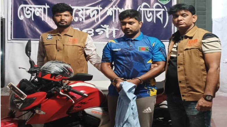 নওগাঁয় সড়কে স্কুল ছাত্রীকে ইভটিজিং, যুবক গ্রেফতার...