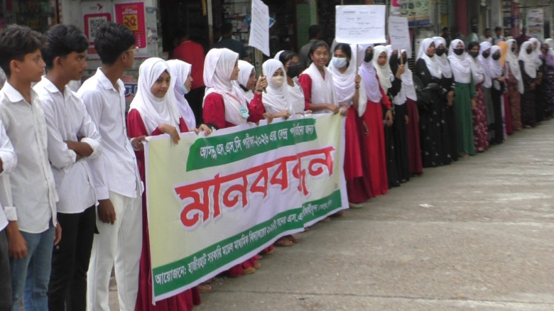 মনপুরায় ঝুঁকি বিবেচনায় কেন্দ্র পরিবর্তনের দাবীতে এ...