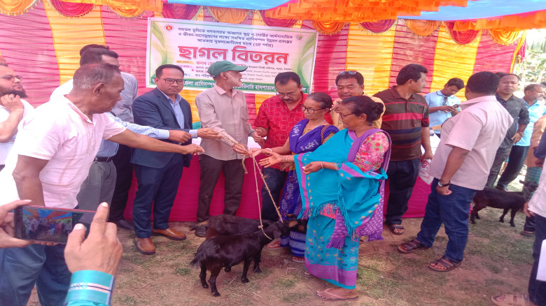 মধুপুর গড়ে  নৃ-তাত্ত্বিক জনগোষ্ঠীর সুবিধাভোগীদের ম...