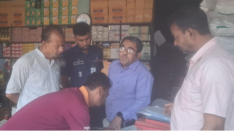 বোতলজাত ভোজ্য তেল সয়াবিন নির্ধারিত মূল্যের চেয়ে বে...