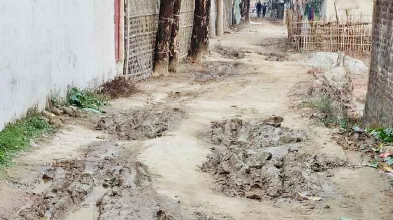 ইট উঠে কাদা–গর্ত: তিন গ্রামের মানুষের ভোগান্তির না...
