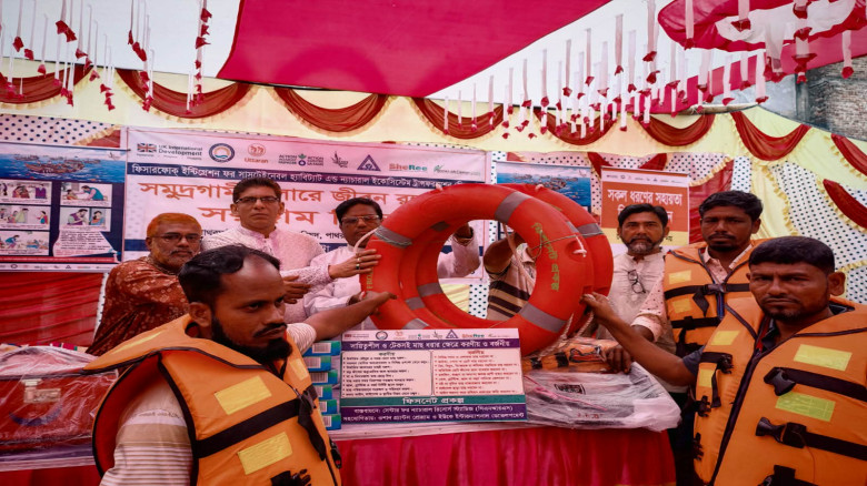 পাথরঘাটায় ১০০ ট্রলারে দেয়া হলো সমুদ্রগামী  লাইফ বয়...
