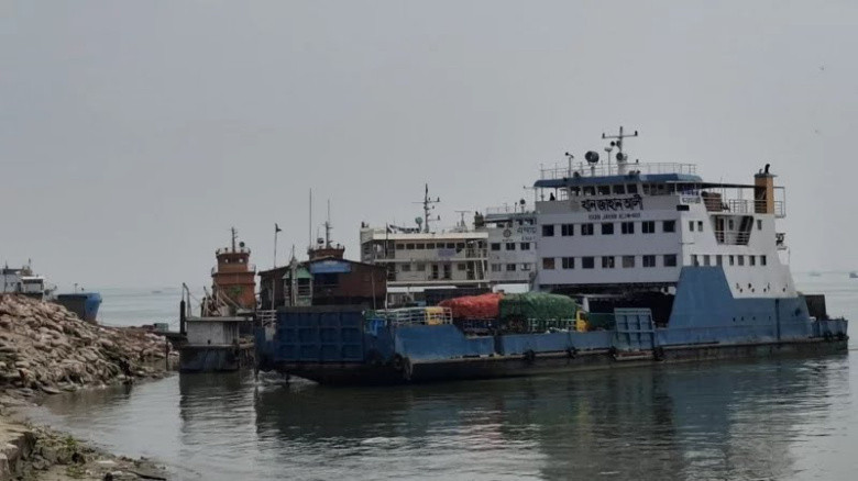 ঘন কুয়াশায় ১ ঘন্টা পর পাটুরিয়া-দৌলতদিয়া নৌরুটে ফ...