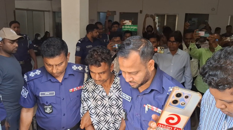 আশুলিয়ায় "প্রকাশ্যে গুলির ঘটনায় পিস্তল ও গুলি সহ...