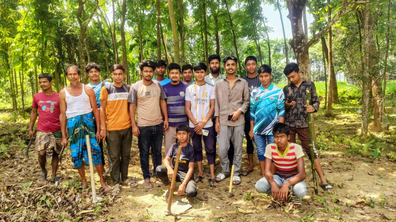 পঞ্চগড়ে কবরস্থান পরিষ্কারে 'সাতখামার রেনেসাঁ ক্লাব...