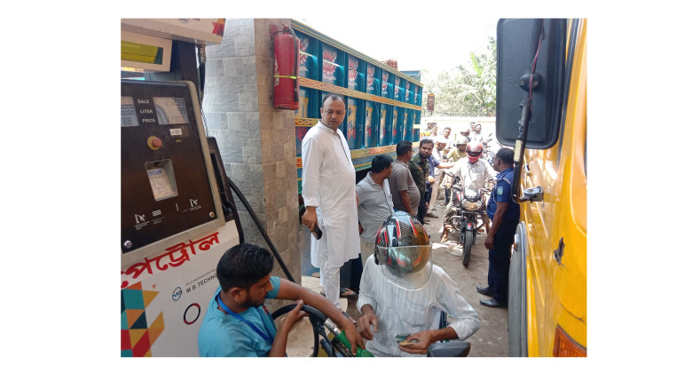 বকশীগঞ্জে তেলের অপেক্ষায় চালকরা, পাম্পে তদারকি করত...