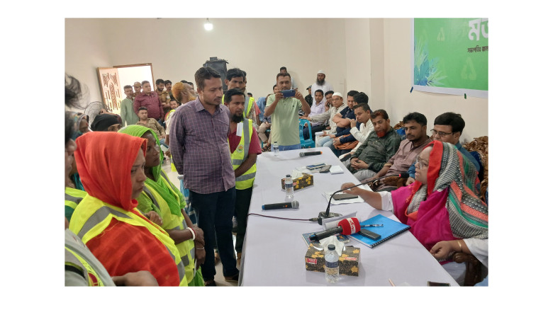 পরিচ্ছন্নতায় সেরা পরিচ্ছন্নকর্মীদের পুরস্কৃত করা হ...