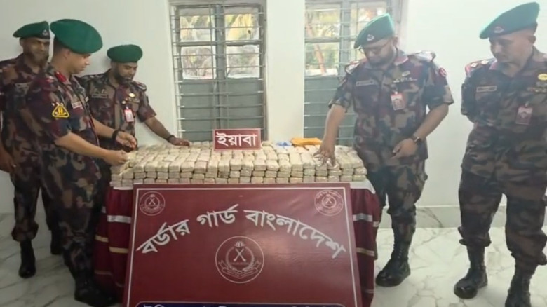 টেকনাফে সর্ববৃহৎ ইয়াবার চালান উদ্ধার করে উখিয়া ব্য...