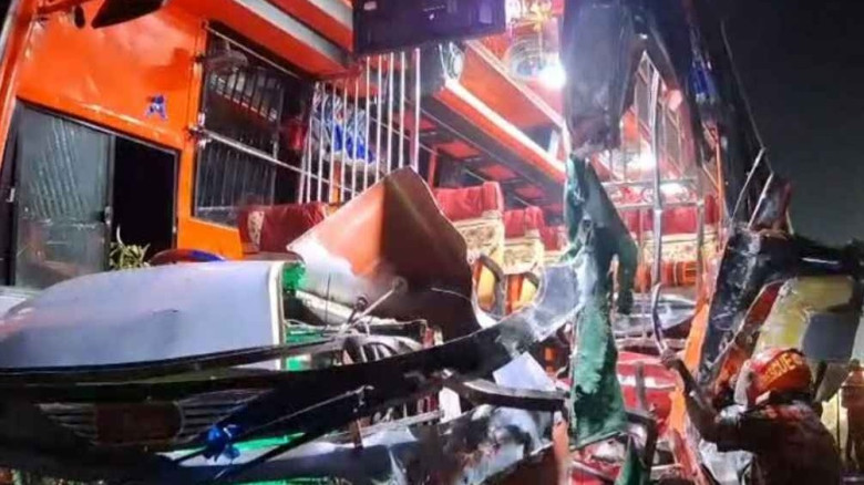 এক্সপ্রেসওয়েতে কাভার্ডভ্যানের পেছনে বাসের ধাক্কায় ...