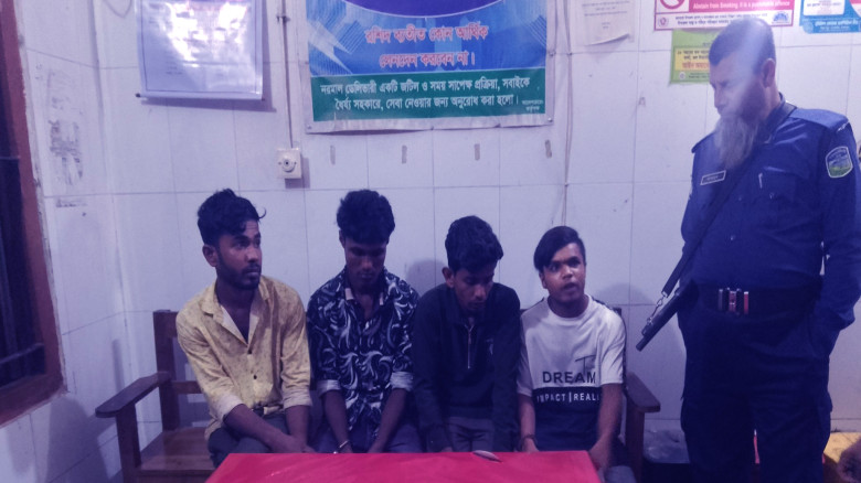 ঝিনাইগাতীতে জনতার হাতে চোরাইকৃত অটো ভাঙচুরের সময় ৪...