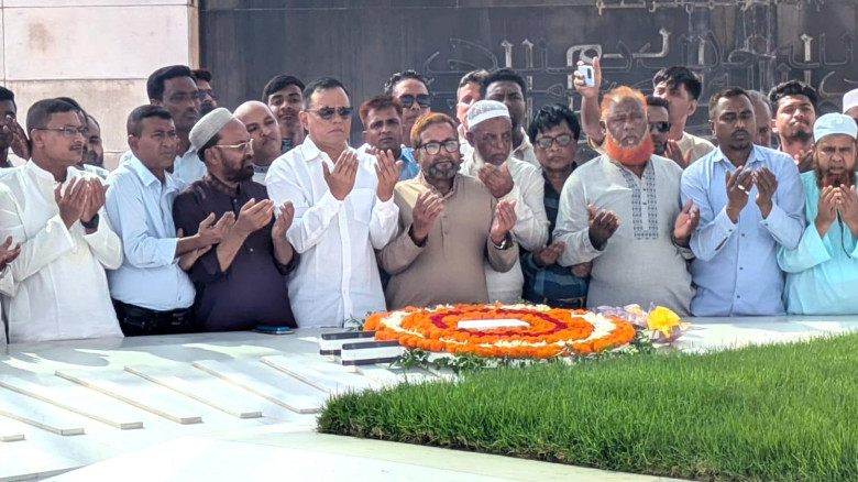 শহীদ জিয়াউর রহমান ও খালেদা জিয়ার কবর জিয়ারত করলেন ...
