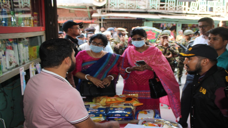 বাজার ব্যবস্থা স্থিতিশীল রাখতে বরিশাল নগরীতে র‌্যা...