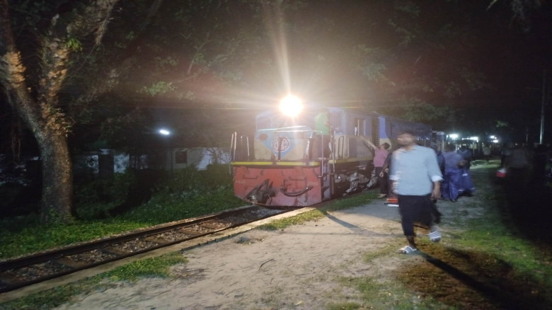 ঝড়ে গাছ ভেঙে ট্রেন চলাচল বন্ধ, চার ঘণ্টা পর স্বাভ...