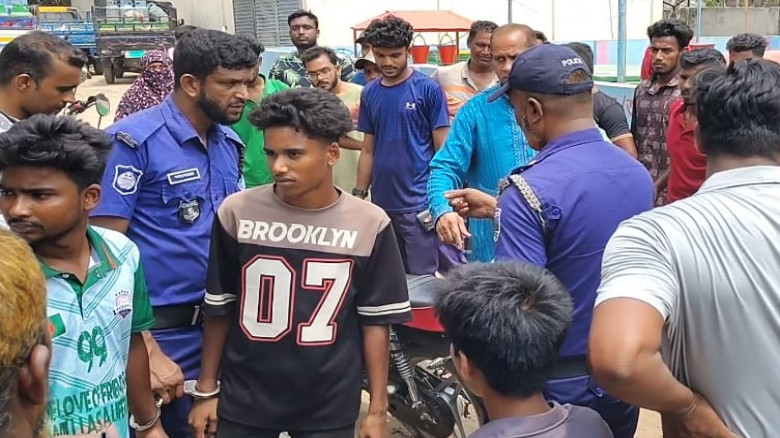 পাংশায়  তেল পাম্পে বিশৃঙ্খলা সৃষ্টির দায়ে মোবাইল ক...