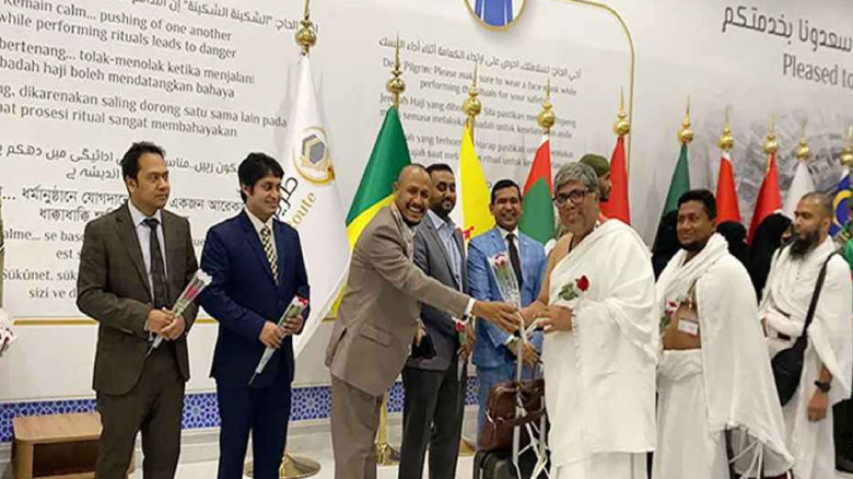 প্রথম হজ ফ্লাইটে ৪১৯ বাংলাদেশি সৌদি আরব পৌঁছেছেন...