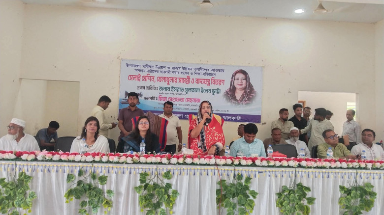 নলছিটিতে সেলাই মেশিন, খেলাধুলার সামগ্রী ও বাদ্যযন্...
