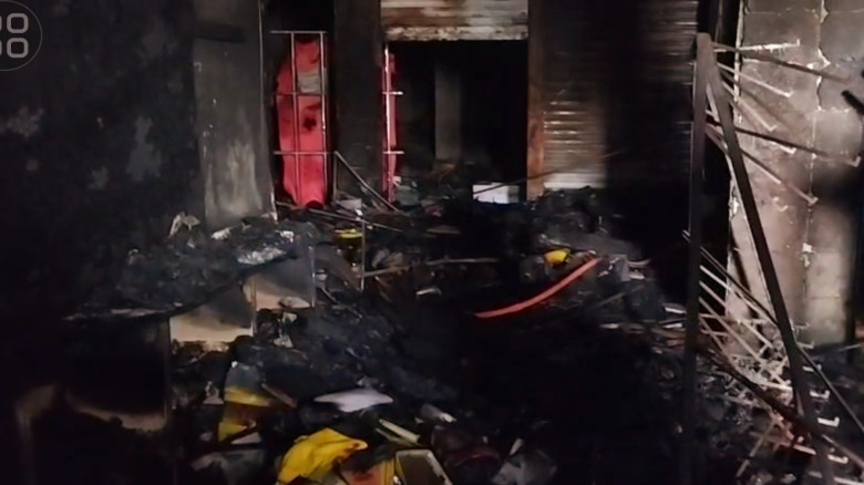 সাদুল্লাপুরের ধাপেরহাটে ভয়াবহ আগুনে ৩ ব্যবসায়ীর কপ...