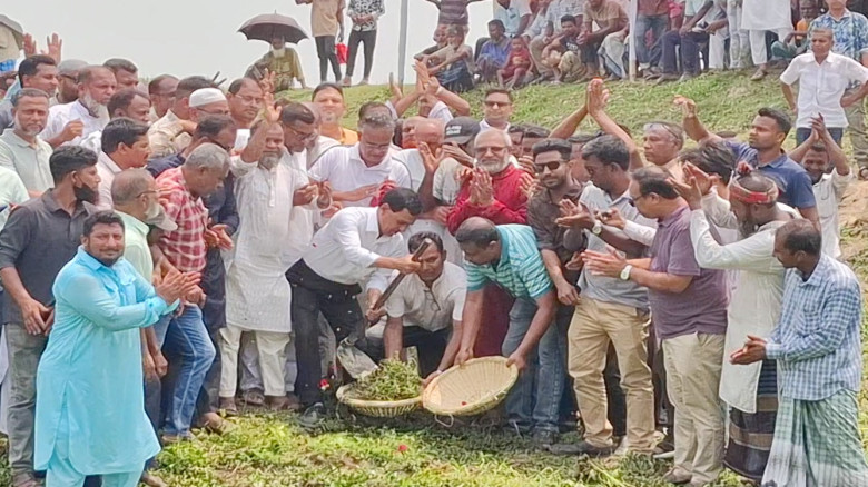 নওগাঁয় দুটি খাল পুন: খনন কাজের উদ্বোধন...