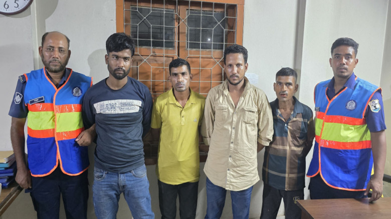 পাটুরিয়ায় ছদ্মবেশে নৌ পুলিশের অভিযানে ৪ জন পেশাদ...
