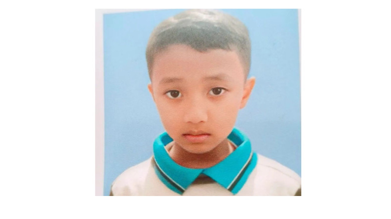 বাবার জন্য অপেক্ষাকৃত শিশু শিক্ষার্থীকে পিষে মারলো...
