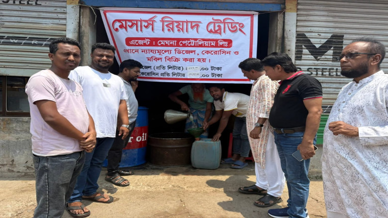চাঁদপুরে তেল সিন্ডিকেটের বিরুদ্ধে কঠোর অবস্থান...