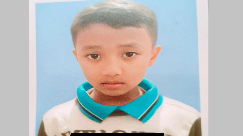 বাবার জন্য অপেক্ষাকৃত শিশু শিক্ষার্থীকে পিষে মারলো...