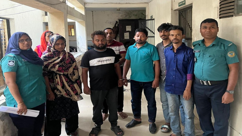 বরিশালে স্বর্ণালংকারসহ ছয় চোর আটক...