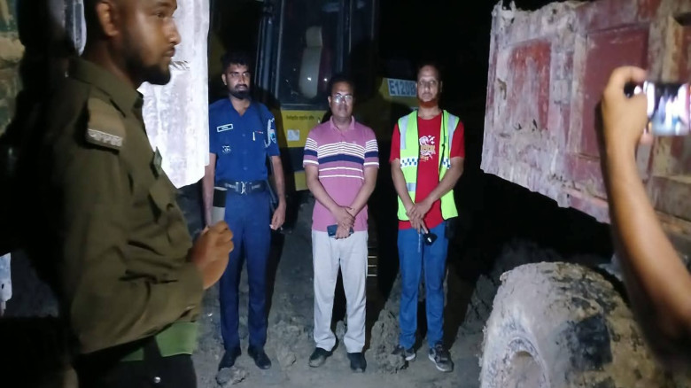 লালপুরে জামাতের কর্মীর অবৈধ মাটি খননের বিরুদ্ধে অভ...