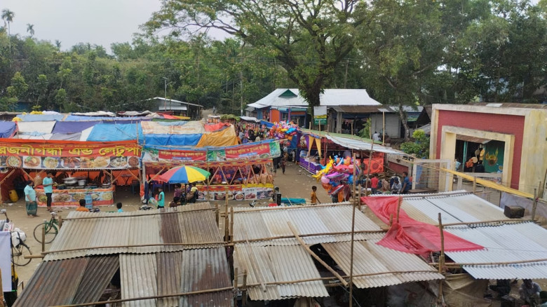 পাকুন্দিয়ায় প্রাথমিক বিদ্যালয় চলা অবস্থায় মাঠে বৈশ...