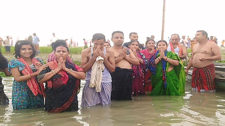 যমুনায় সনাতন ধর্মালম্বীদের অক্ষয় তৃতীয়া স্নানে পুণ...