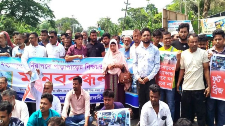 গৌরনদীতে নিরাপদ সড়কের দাবিতে মহাসড়ক অবরোধ, ঘণ্টাব্...