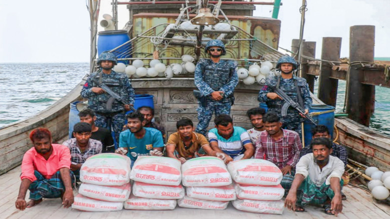 মায়ানমারে পাচারকালে সিমেন্ট বোঝাই বোটসহ ১১ জনকে আট...