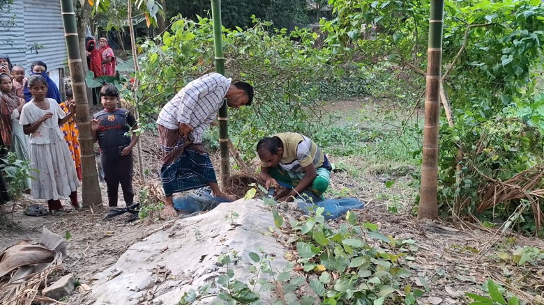 পুরাতন কবরের মধ্যে মিললো ভ্যানচালকের মরদেহ...