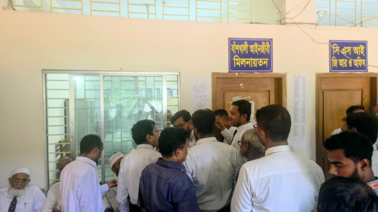 বাঁশখালী আইনজীবী সমিতির নির্বাচন: হট্টগোলের মধ্যেই...